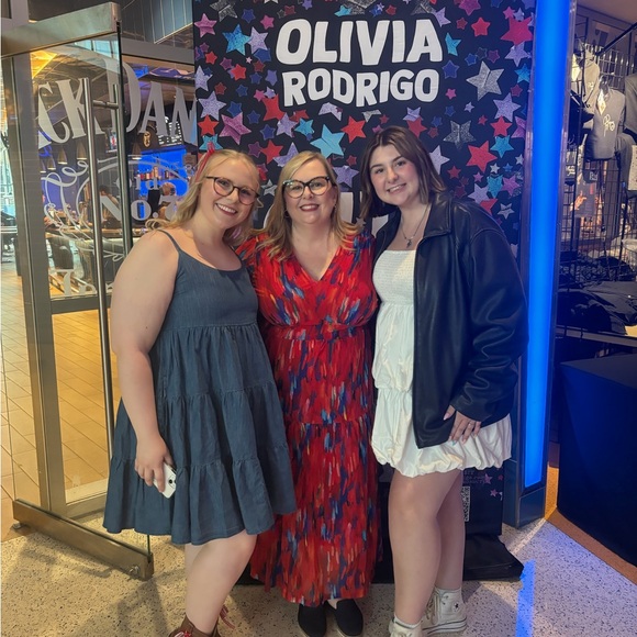 Meet your Posher, Leslie - Picture 3 of 4